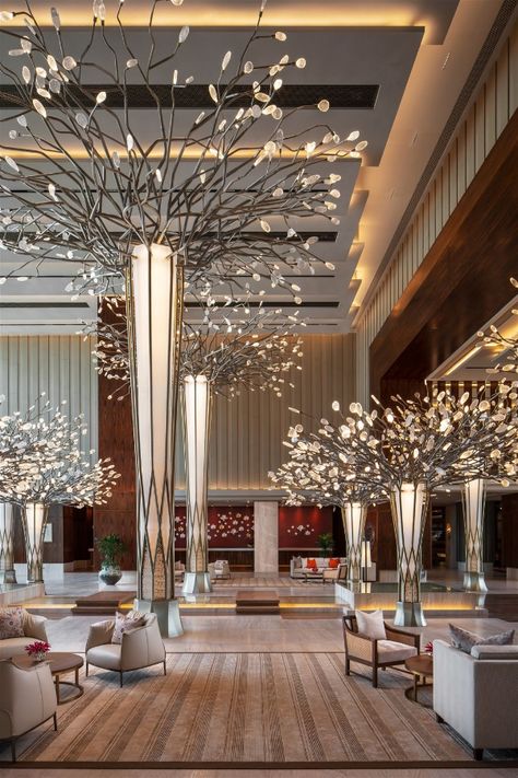 Looking for fresh interior design ideas? Preciosa created this dynamic lighting installation for the lobby of the Mandarian Oriental Dubai. #designlighting #lightingideas #lightinginstallation #lightinginstallationideas #hospitalitydesignhotel #bespokelightingprojects #luxurylighting #hotellobby #mandarinorientaljumeira Luxury Hotel Lobby Reception Desk, Elegant Hotel Lobby, Column Design Interior Luxury, Luxury Waiting Area, Luxury Hotel Lobby Lounge, Hotel Waiting Area, Luxury Hotel Lobby Reception, Lobby Area Design, Reception And Waiting Area Design