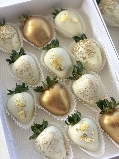 Chocolate Strawberries – Marrie's Gold Leaf Strawberries, 18th Birthday Chocolate Strawberries, Black White Gold Chocolate Covered Strawberries, Gold And White Strawberries, Chocolate Covered Strawberries White And Gold, Basic Chocolate Covered Strawberries, Chocolate Strawberries Wedding, Chocolate Covered Strawberry Display, Bridal Strawberries