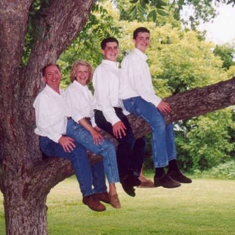 40 Bad Family Photos that Went Wrong Bad Family Photos, Funny Photoshoot Ideas, Bad Family, Awkward Photos, Friendship Photoshoot, Awkward Family Photos, Lifestyle Photography Family, Middle Child, Funny Outfits