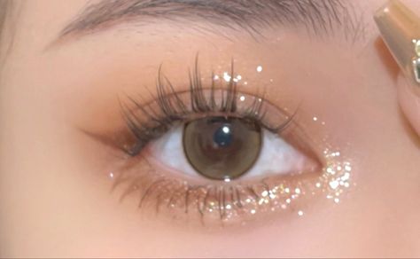 Minimalist Glitter Makeup, Gold Glittery Eye Makeup, Glitter Eyeshadow Simple, Gold Glitter Eye Makeup Simple, Soft Gold Makeup, Gold Shimmer Makeup, Gold Glitter Eye Makeup, Waterfall Shoot, Prom Eyeshadow