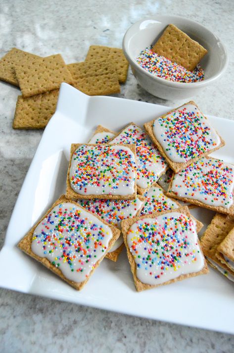 Graham Cracker Snack Ideas, Snacks With Graham Crackers, Graham Cracker Treats, Cracker Treats, Graham Cracker Snacks, Graham Cracker Dessert, Powdered Sugar Frosting, Treats And Sweets, Cracker Dessert