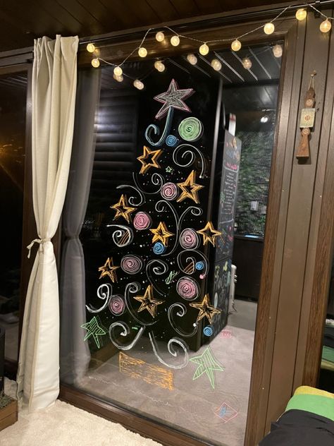 class tree drawing on the window Christmas Tree On Window, Mirror Christmas Drawing, Christmas Mirror Drawings, Christmas Tree Window Painting, Easy Christmas Tree Decorations, Class Tree, 2nd Christmas, Christmas Tree Window, Window Paint