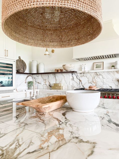 Examples of Natural and Engineered Stone Projects Calacatta Luxe, Quartzite Kitchen Countertops, Traditional Kitchen Decor, Countertops For Kitchen, Small Kitchen Decoration, Stone Countertops Kitchen, Engineered Stone Countertops, Quartz Kitchen Countertops, Beach House Kitchens