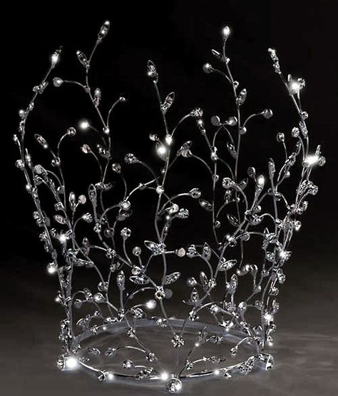 Looks like a crown, but is actually a wedding cake topper! Fabulous. I'd love… Faery Queen, Pretty Princess, Ice Queen, Wedding Crown, Crown Jewels, On The Top, Tiaras And Crowns, Middle Ages, Wedding Cake Toppers