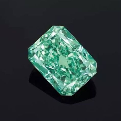 Aurora Green Diamond - Largest Green Diamond to appear at the auctions! Green Diamond Rings, Rare Diamond, Net Fashion, The Aurora, Fancy Diamonds, Green Diamond, Minerals And Gemstones, Rocks And Gems, Trending Styles