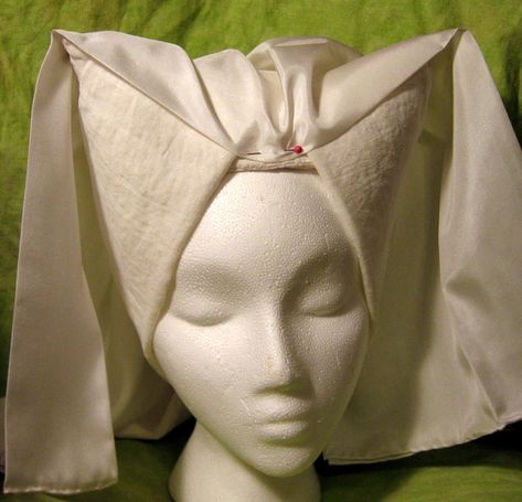 Great hat stages of making it are shown if you click through to the original Finished! by jds-emma, via Flickr Amidala Costume, Horned Headdress, Medieval Hats, Making Hats, Historical Hats, Sca Garb, Queen Amidala, Medieval Garb, Medieval Clothes