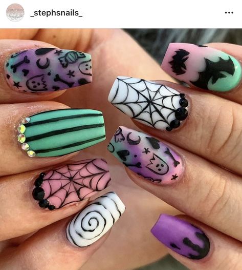 Diy Spooky Nails, Coffin Shaped Halloween Nails, Short Coffin Halloween Nails, Best Halloween Nails, Spooky Summer Nails, Witchy Halloween Nails, Edgy Nail Ideas, Unique Halloween Nails, Holloween Nails