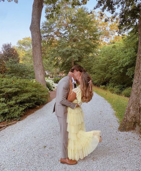 Prom Couple Pics, Prom Photo Ideas, Photo Ideas Couples, Teen Doctor, Cute Couple Pics, Prom Dress Inspo, Prom Couples, Prom Poses, Homecoming Dance