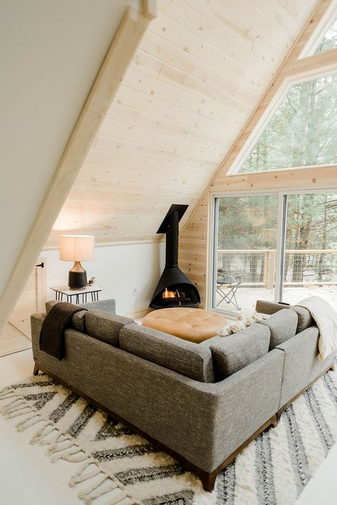 Get inspired by this cabin in the woods inspiration. Combining cozy and budget-friendly ideas, you are going to learn how to DIY your own cabin in the woods. Prepare to get inspired to transform your own cabin. | Cabin in the Woods | Cozy lodge | A Frame Cabin | #cabin #lodge Floating Furniture, A-frame Interior, Scandinavian Cabin, Cozy Lodge, Diy Cabin, Cabin Living Room, Cabin Inspiration, Lost River, Diy Playbook