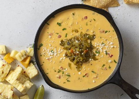 Who doesn't love queso? Try this green chile queso recipe using 505 Southwestern Flame Roasted Green Chile for your next queso craving. 505 Green Chili Sauce Recipes, Handheld Snacks, Green Chile Queso, Green Chile Sauce Recipe, Chili Queso, Hatch Green Chili Recipe, Hatch Chili Recipes, Roasted Green Chili, Salsa Nachos