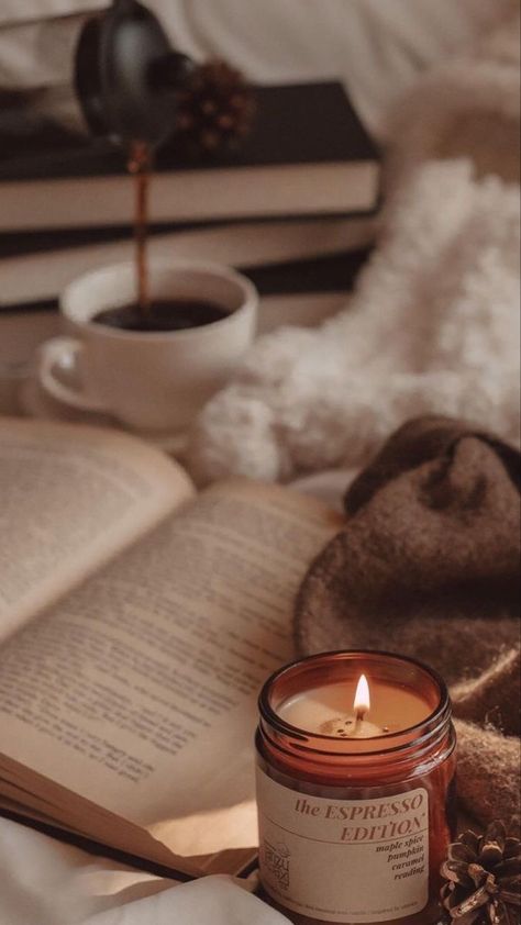 Autumn Flatlay, Cozy Books, Aroma Candles, Soya Mumu, Bookstagram Inspiration, Candles Photography, Candle Aesthetic, Cozy Aesthetic, 背景 シンプル