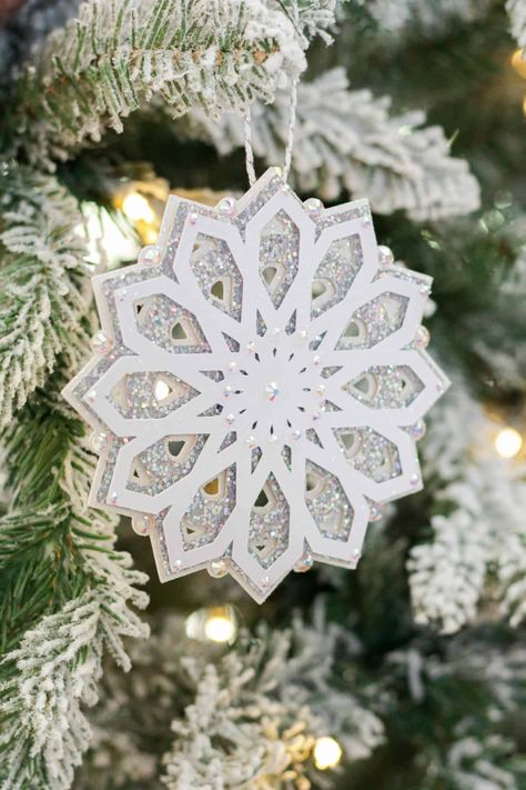 DIY Winter Snowflake Wreath | Sweet Red Poppy Free Snowflake Svg, Christmas Tree Decorations Diy Ornaments, Layered Ornaments, Cricut Ornaments, Crepe Paper Flowers Diy, Snowflake Svg, Cnc Designs, Laser Cut Christmas, Cricut Christmas Ideas