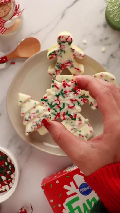 Melt White Chocolate Chips, Chocolate Molds Recipe, Silicone Molds Recipes, Christmas Chocolate Moulds, Christmas Baking Cookies, Cupcake Mix, Holiday Cake, Holiday Sprinkles, Melting White Chocolate