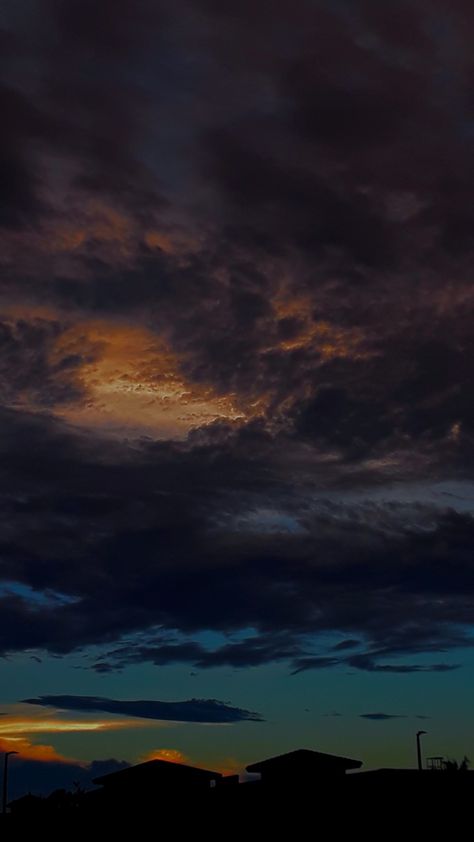 Stormy Sky Photography, Stormy Wallpaper, Cold Aesthetic, Stormy Sunset, Stormy Skies, Paintings Ideas, Stormy Sky, Orange Sky, Sunset Painting