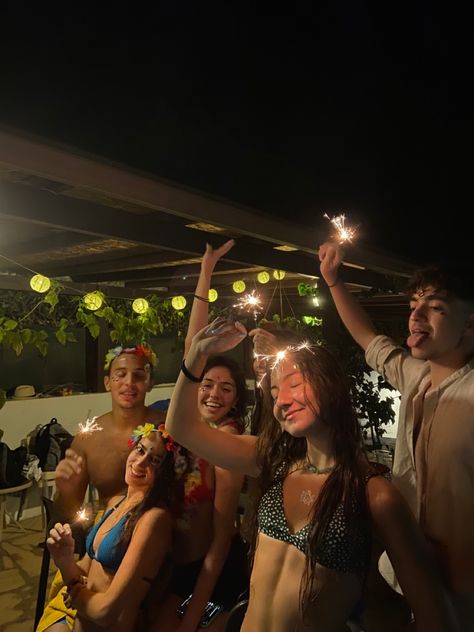 Aesthetic hakuna matata pool party #aesthetic #party #poolparty #friends Teenage Pool Party, Birthday Pool Party Ideas, Sweet 16 Pool Parties, Friends Pool Party, Night Pool Party, Pool Party Ideas, Birthday Pool Party, Teenage Parties, Party Photoshoot