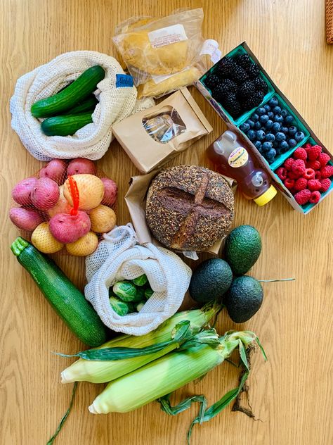 Delish farmer’s market haul from the Brentwood FM in Los Angeles, tons of fresh veggies, fruits, and more Farmers Market Haul, Fresh Market, Summer Food, Meal Kit, Fresh Veggies, Farmers Market, Summer Recipes, Cheese Board, Farmer