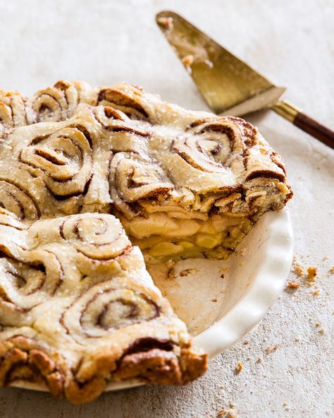 Yes, we went there. This pie’s unique cinnamon roll crust adds even more cinnamon-sugar flavor and offers just the right amount of sweetness to balance out the tartness of the Granny Smith apples. Baking With Apples, Cinnamon Roll Crust, Cinnamon Roll Apple Pie, Best Apple Recipes, Cozy Recipes, Baked Apple Pie, Cozy Meals, Pie Tart, No Bake Pies