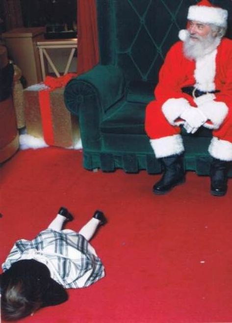 14 Pictures with Santa That Failed in the Funniest Ways - First For Women Creepy Santa, Bad Santa, Creepy Christmas, Santa Pictures, Bad Parents, Christmas Past, Ho Ho Ho, Party Looks, Christmas Pictures