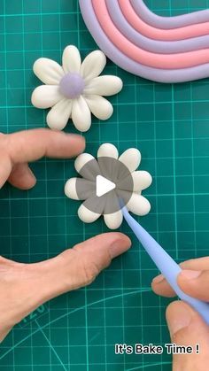 Fondant Daisy Cake, Sugarcraft Flowers, Fondant Rainbow, Fondant Flower Tutorial, 7 Cake, Flower Toy, Daisy Cakes, Pretty Rainbow, Buttercream Flower Cake