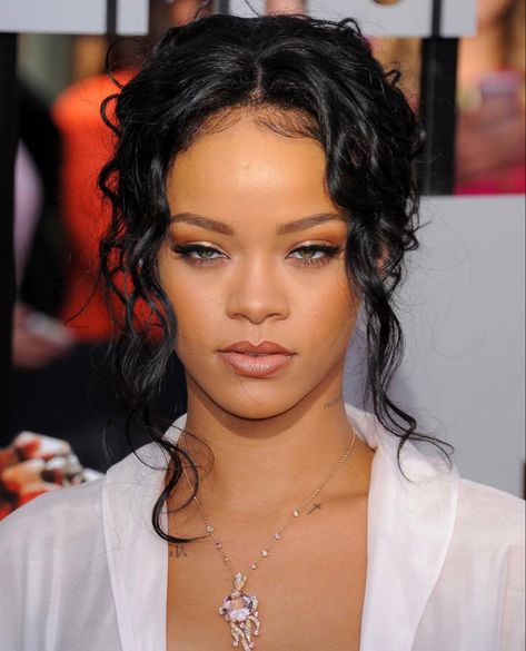 Rhianna Hairstyles, Rihanna Curly Hair, Rihanna Face, Celeb Icons, Rihanna Hairstyles, Black Wedding Hairstyles, Rihanna Outfits, Rihanna Looks, Rihanna Riri