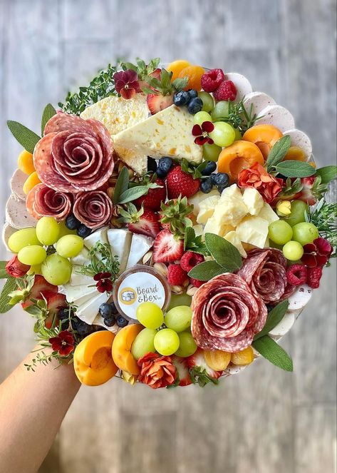 Wedding Reception Appetizers, Round Charcuterie Board, Charcuterie Appetizers, Easter Party Food, Amazing Food Platters, Charcuterie Inspiration, Charcuterie Platter, Charcuterie Cheese, Snack Board