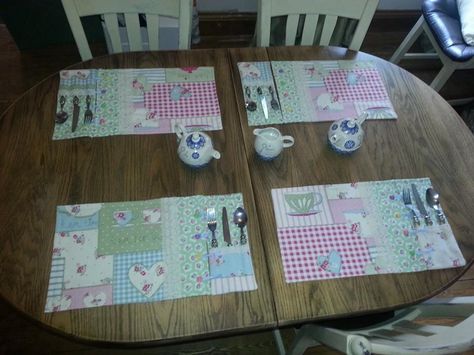 Placemats with cutlery pouch Sew Placemats, Cutlery Pouch, Quilt Blocks, Placemats, Pouch, Sewing, Quick Saves, Patchwork