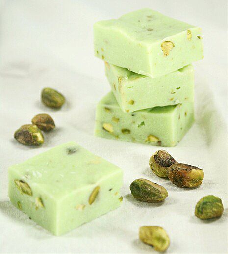 Pistachio Fudge Recipe, Pistachio Pastry, Pistachio Fudge, 5 Minute Fudge, Gourmet Fudge, Best Fudge Recipe, Pistachio Recipes, Gourmet Candy, Pistachio Ice Cream