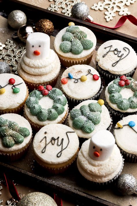 Christmas Cupcake Recipe White Christmas Cupcakes Ideas, Cute Holiday Cupcakes, Christmas Cupcakes Buttercream, Christmas Desserts For Bake Sale, Christmas Cupcake Frosting Ideas, Winter Wonderland Cupcake Ideas, Cakepops Christmas Ideas, Christmas Lights Cupcakes, Christmas Cupcakes Aesthetic