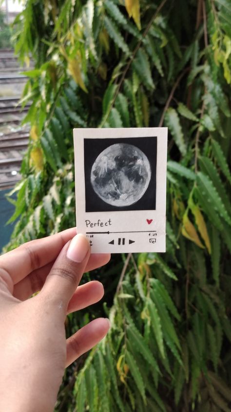 Polaroid Painting For Boyfriend, Polaroid Doodle Drawings, Moon Polaroid Painting, Polaroid Frame Painting, Polaroid Pictures Painting, Simple Polaroid Painting, Polaroid Picture Painting, Song Cards Aesthetic Drawing, Aesthetic Polaroid Pictures To Print