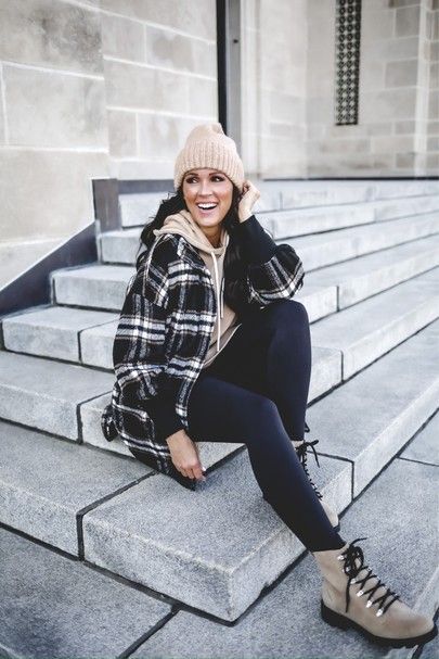 Black And White Flannel Outfit Fall, Fall Outfit Flannel, Flannel Over Hoodie Outfit Women, Flannel And Boots Outfit, Flannel With Hoodie Outfit, Bonfire Outfit Winter, Fall Bonfire Outfit, Oversized Flannel Outfits Fall, Hooded Flannel Outfit Women