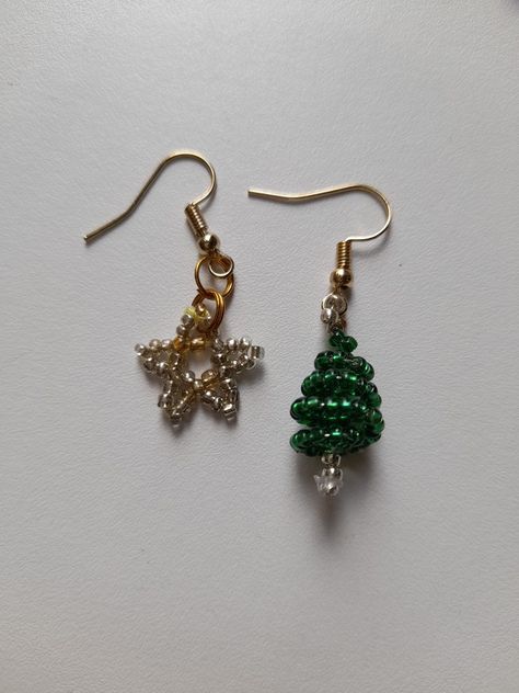 Seed Bead Christmas Tree, Seed Bead Christmas, Bead Christmas Tree, Christmas Jewelry Diy, Diy Wire Wrapping, Christmas Jewellery, Wire Wrapped Jewelry Diy, Bead Creations, Wire Wrapping Jewelry