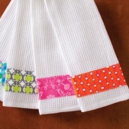 Embellished Towels Diy, Diy Christmas Hand Towels, Dishtowels Diy Ideas, Crochet Teatowels, Dish Towel Crafts, Advanced Sewing, Diy Towels, Towel Crafts, Costura Diy