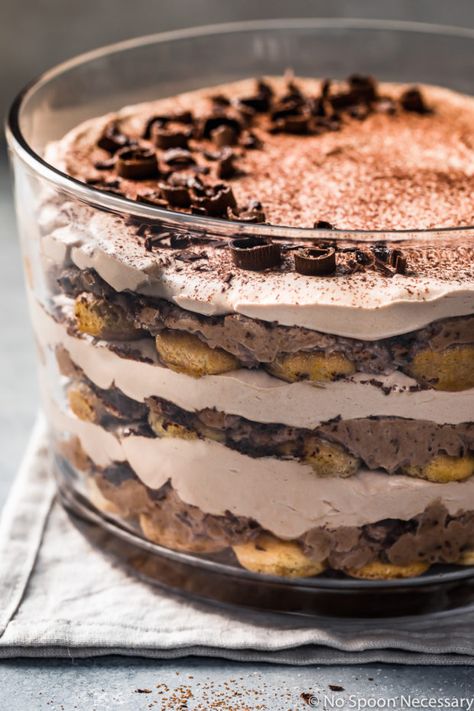 Easy Chocolate Trifle, Triffle Recipe, Trifle Easy, Brownie Trifle Recipe, Trifle Bowl Recipes, Tiramisu Trifle, Trifle Dessert Recipes, Black Color Hairstyles, Trifle Recipes