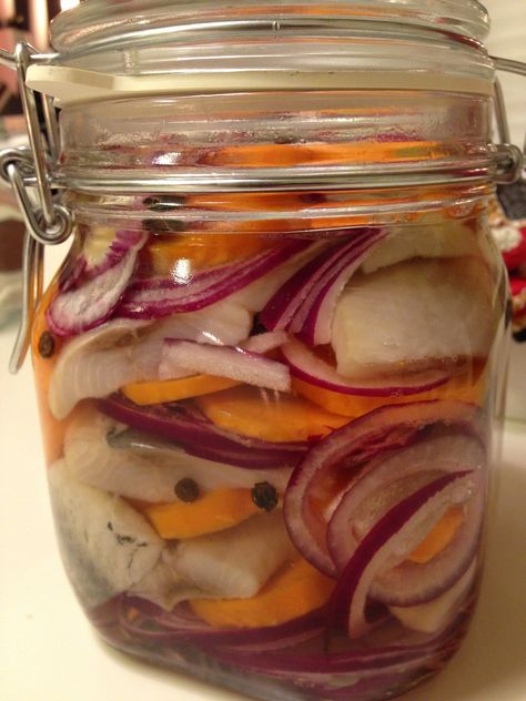 Man kan ha hur mycket julsnaps som helst på julbordet, men det blir ändå ingen riktig jul utan inlagd sill. Här är ett enkelt och smidigt recept. Sill Recept, Pickles, Cucumber, Condiments, Food And Drink