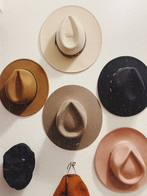 Hat Wall Aesthetic, Boho Hats On Wall, Cowboy Hat On Wall, Cowboy Hat Decor, Cowboy Hat Wall, Hat Wall Decor, Cap Wall, Texas Hat, Hat Decor