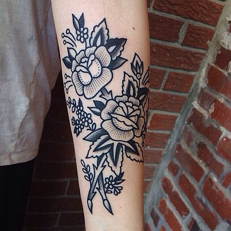 Black & white floral tattoo Traditional Flower Tattoo, Lines Tattoo, Traditional Tattoo Flowers, Tattoo Forearm, Traditional Flower, Black And White Flower, American Traditional Tattoo, Tattoo Love, Traditional Tattoos