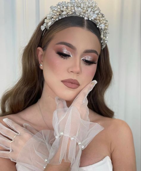 Bride Makeup 2023 Trends, 2023 Bridal Makeup Trends, Dramatic Bride Makeup, Bride Makeup 2023, Bridal Full Glam Makeup, Glam Makeup Bride, Civil Wedding Makeup, Bride Makeup Glam, Bride Glam Makeup