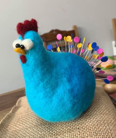 Needle Felted Pin Cushions, Felted Chicken, Felt Easter Crafts, Felt Pincushions, Needle Felting Diy, Wool Felt Projects, Vinyl Art Toys, Needle Felted Christmas, Felting Ideas