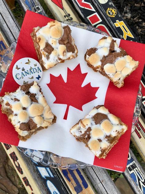 Canada Day S’mores Squares Canada Day Treats, Canada Day Snacks, Canada Day Dessert, Canada Day Appetizers, Cottage Dinners, Canada Day Desserts, Canada Day Food, Themed Dinners Ideas, Canada Recipes