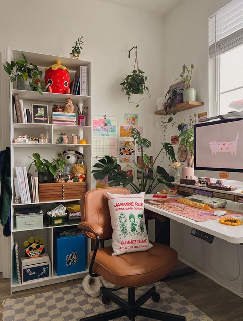 Indie Office Decor, Midcentury Modern Desk Setup, Eclectic Cubicle Decor, Cozy Study Space Aesthetic, Cute Desk Setups, Fun Room Decor Ideas, Tiny Room Decor Ideas, Computer Room Aesthetic, Maximalist Office Space