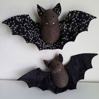 Felt Bat Pattern, Bat Sewing Pattern, Household Crafts, Swap Ideas, Bat Pattern, Kindergarten Fun, Plushie Patterns, Felt Craft, Animal Patterns