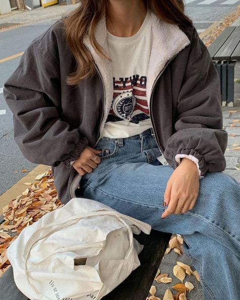 Fashion Inspo Outfits Winter School, Fall Fits Aesthetic 2023, Autumn Outfits College, College Autumn Outfits, Cold Fits Aesthetic, Fall Fits Aesthetic Vintage, Cute Outfits With Jean Jackets, Downtown Girl Aesthetic Outfits Fall, Autumn Fits 2023