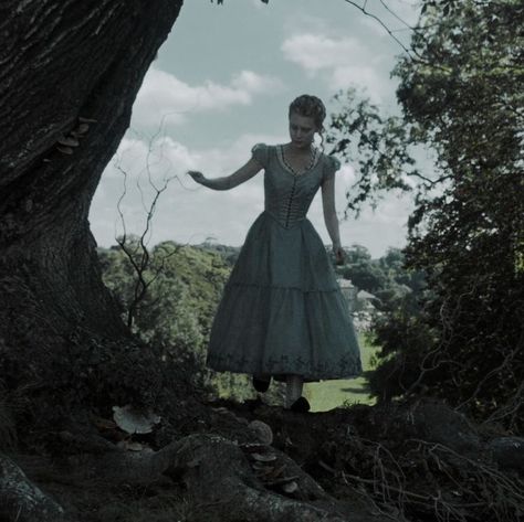 Alice Movie, Wonderland Taylor Swift, Wonderland Aesthetic, Tim Burton Characters, Alice In Wonderland Aesthetic, Mia Wasikowska, Tim Burton Art, Tim Burton Films, Tim Burton Movie