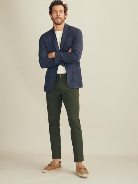 Italian Summer Outfits Men, Green Chinos Men, Olive Pants Outfit, Chinos Men Outfit, Trousers Outfit Men, Chinos Men, Men Fashion 2020, Italian Summer Outfits, Black And White Suit