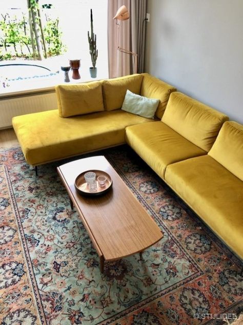 Gele bank met chaise longue en vintage vloerkleed Vintage Bank, Utrecht, Outdoor Sectional Sofa, Sectional Couch, House Interior, New Homes, Couch, Outdoor Furniture, House Design