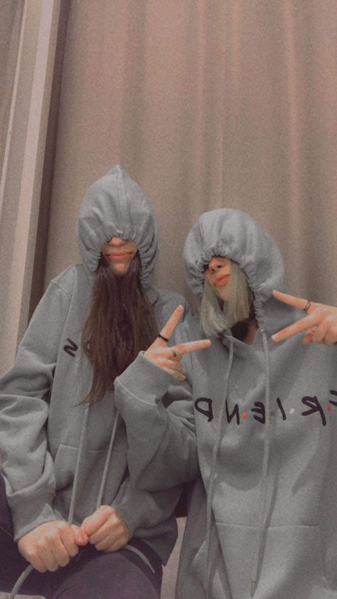 Hoodie Ideas For Best Friends, Bff Hoodies Aesthetic, Matching Hoodies For Best Friends Aesthetic, Best Friend Jackets, Bsf Hoodies Matching, Aesthetic Baggy Outfit, Foto Best Friend, Big Hoodies, Hoodies Aesthetic