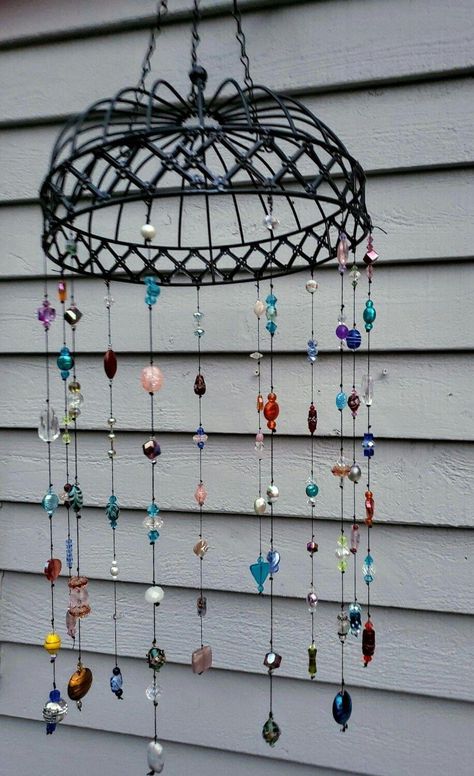 Bottle Cap Wind Chime Diy, Garden Bead Art, Craft Ideas With Beads, Carillons Diy, Chicken Wire Crafts, Crystal Suncatchers Diy, Amazing Craft Ideas, Wind Chimes Homemade, Suncatcher Diy