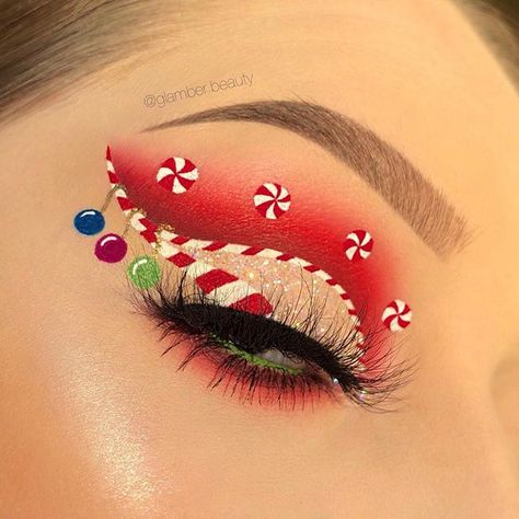 🍭 CANDY CANE LAND 🍭 Happy Sunday!! How crazy is it there’s only 2 days left until Christmas?! 🎅🏼 Feels like December has flown by! This lil… Christmas Eye Looks, Christmas Make Up Looks, Candy Cane Land, Christmas Eyeliner, Candy Cane Eyeliner, Candy Cane Makeup, Reindeer Makeup, Christmas Eyeshadow Looks, Makeup Looks Winter