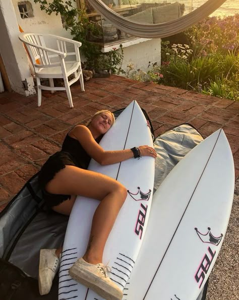 Surf Boards Aesthetic, Surfing Girl Aesthetic, Surf Girl Style, Surfing Aesthetic, Surf Aesthetic, Surfer Girls, Moving To Hawaii, Surf Vibes, Summer Surf