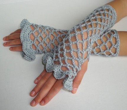 Dazzling Doilies: A Step-by-Step Crochet Lace Tutorial Fishnet Fingerless Gloves Crochet, Crochet Fishnet Gloves Free Pattern, Crochet Mesh Gloves, Crochet Arm Sleeves, Crochet Fishnet Gloves, Asian Crochet, Crochet Bangles, Crochet Fishnet, Lace Tutorial